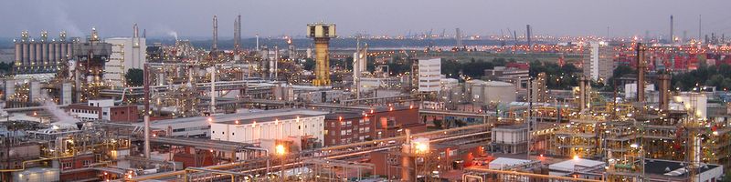 BASF-Standort Antwerpen in der Dämmerung. (Bild: BASF)