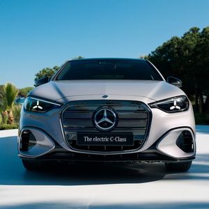 An den Start schicken die Stuttgarter ihre elektrische Limousine zunächst als C 400 4Matic.(Bild:  Mercedes-Benz)