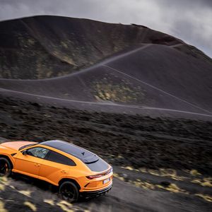 Bei unseren Testfahrten rund um den Ätna auf Sizilien haben wir uns dann aber doch für etwas leuchtend orangefarbenes entschieden.(Bild:  wolfango spaccarelli / Lamborghini)