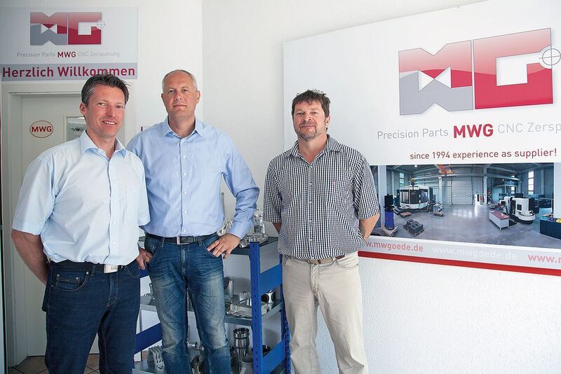 V.l.: WNT-Anwendungstechniker Stefan Kunz unterstützt die beiden MWG-Inhaber Olaf Helmert und Michael Goede bei Optimierungen im Fertigungsprozess.  (WNT)