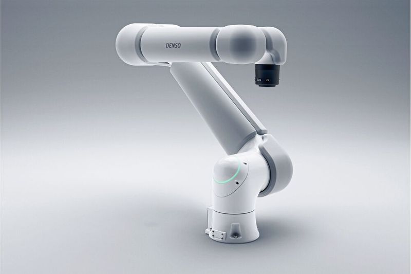 Das Softcover macht die gesamte Oberfläche des Roboters berührungsempfindlich und sorgt so für mehr Sicherheit in MRK-Anwendungen. (Bild: Denso Robotics)