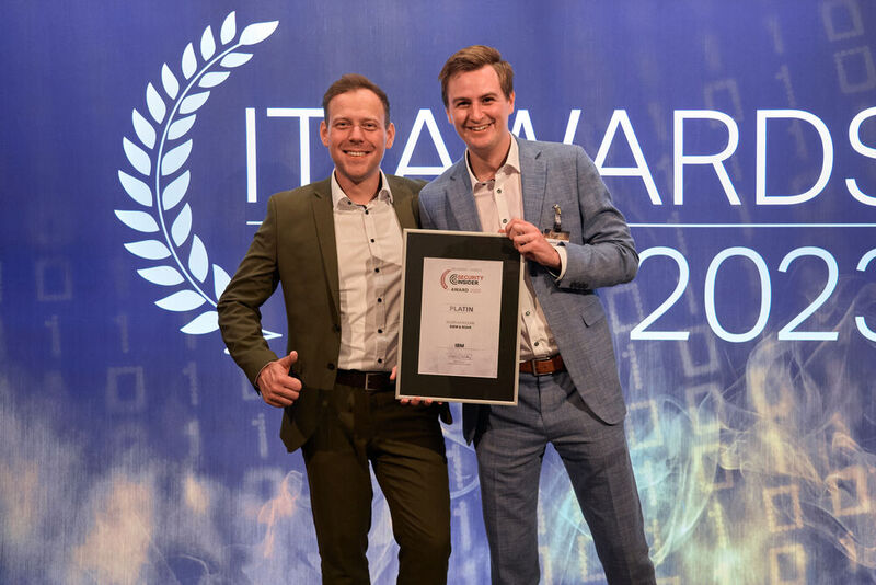 Alexander Buchholz (links) und Matthias Sauer gewinnen für IBM den Platin-Award in der Kategorie SIEM & SOAR.   (Bild: krassevideos.de / VIT)