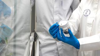 Irgendwann sind Elektrolysezellen für die Wasserstoffgewinnung am Ende. Sie wandern derzeit auf den Schrottplatz. Doch in ihnen schlummern kiloweise Selten-Erd-Metalle, die Forscher der TU Bergakademie Freiberg jetzt zurückgewinnen wollen. Hier mehr dazu ... (Bild: TU Bergakademie Freiberg)