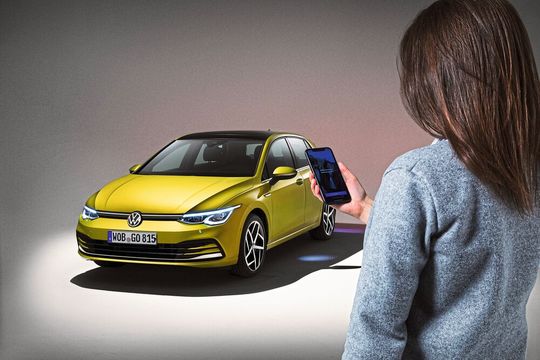 Der neue Golf ist digital vernetzt und lässt sich beispielsweise mit einer Smartphone-App öffnen und schließen.(Bild:  Volkswagen AG)