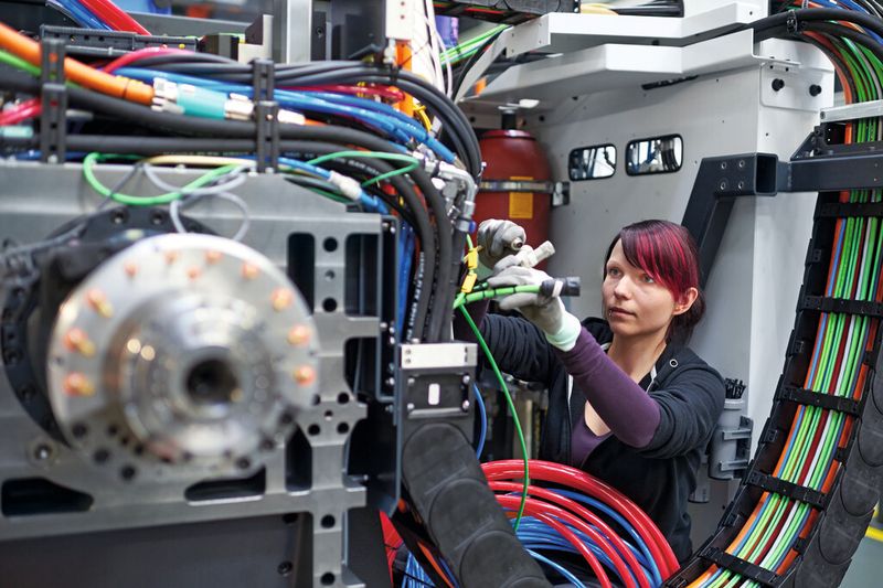 Kabelmontage bei einer DMC 60 H linear im Produktionswerk der Deckel Maho Pfronten GmbH. (Bild: DMG Mori Seiki)