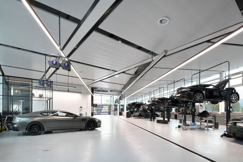 Der Showroom bietet Platz für acht Neufahrzeuge. (Aston Martin)