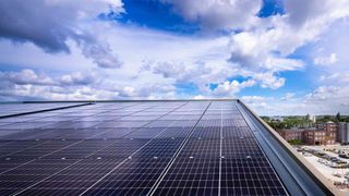 Um Photovoltaikanlagen schnell und sicher ins Stromnetz zu integrieren, kooperiert Goldbeck mit Carbonfreed. (Bild: Goldbeck)