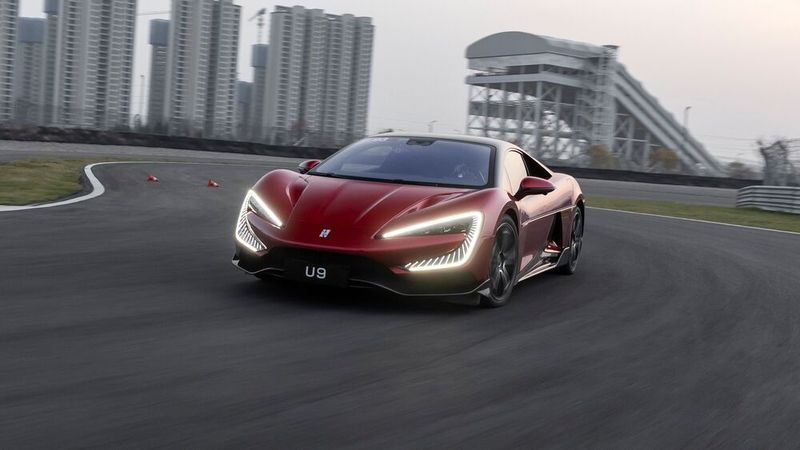 Der Yangwang U9 sieht aus, als wäre er aus einem futuristischen Rennspiel direkt auf den Asphalt gebeamt worden. (Bild: Yangwang)