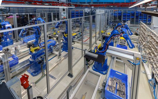 Ausreichend Kapazität durch zwei identische Entnahmeplätze mit insgesamt acht Motoman GP12 Robotern. (Bild:  Yaskawa Europe)