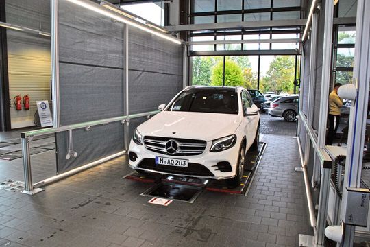In der Fotobox der Direktannahme der Mercedes-Benz-Niederlassung Nürnberg scannen insgesamt 56 Kameras die Kundenfahrzeuge.(Bild:  Dominsky/»kfz-betrieb«)