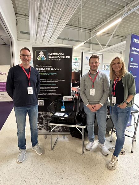 Systemhaus Erdmann schickte (v. l.) Tobias Erdmann, Nico Leibel und Elena Meer nach Hüllhorst. (Bild: Vogel IT-Medien GmbH)