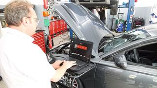 Diagnosekompetenz, wie sie der Vertragspartner hat? Für Andreas Prokein kein Problem. Seit drei Jahren hat er den Euro-DFT. Dank ihm haben für die freie Kfz-Werkstatt Freischaltungen, Steuergeräte-Updates, Security Gateway und vieles andere den Schrecken verloren. (Bild: Dominsky/»kfz-betrieb«)