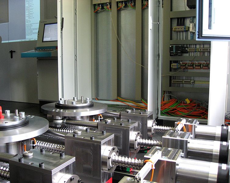 Flex-Form ist eine neue Lösung von Data M für Walzprofilierer; das System besteht aus der Bewegungseinheit sowie der Steurung. (Archiv: Vogel Business Media)