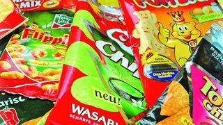 Die Lebensmittelproduktion unterliegt strengen Vorschriften. Zu deren Einhaltung setzt der Markenführer von Chio, Funny-Frisch oder Goldfischli ein Barcode-System ein, mit dem Materialfluss und Herstellung gesteuert werden. Bild: Unruh (Archiv: Vogel Business Media)