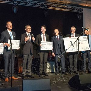 Foto (v. li.): Bernd Riedel (Main-Post) als Vertreter des Vereins Aktion Patenkind e.V., Prof. Dr. Frank Schiefelbein (Uniklinikum Würzburg) als Mitinitiator des Prostata Hilfe Deutschland e.V., Claus Bolza-Schünemann (Koenig & Bauer), Christian Schuchardt (Oberbürgermeister Würzburg) für das Projekt barrierefreies Integrationscafe auf dem ehemaligen LGS-Gelände, Dr. Klaus Mapara (Robert Krick Verlag), David Brandstätter (Main-Post), Dr. Gunther Schunk (Vogel Communications Group) und Prof. Dr. Heinz Reinders für die Heuchelhof Dragons.