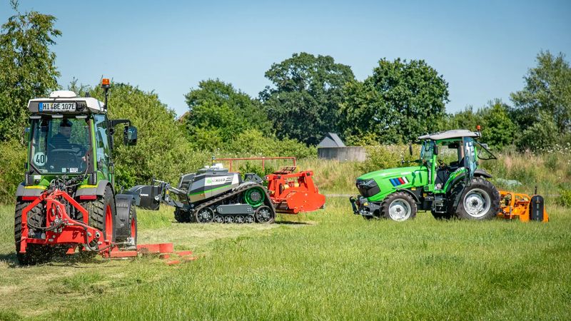 Zwei E-Traktoren und ein autonomer Feldroboter beim Praxistag Alternative Antriebsenergien für Landmaschinen. (Bild: Wolfgang Ehrecke)