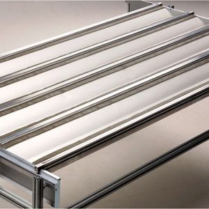 Bild 2: Die Abdeckung besteht aus Aluminiumstegen und einem Gewebe aus antistatischem Polyurethan. Das sorgt für leichtgewichtige Konstruktion und verhindert Staubanziehung. 