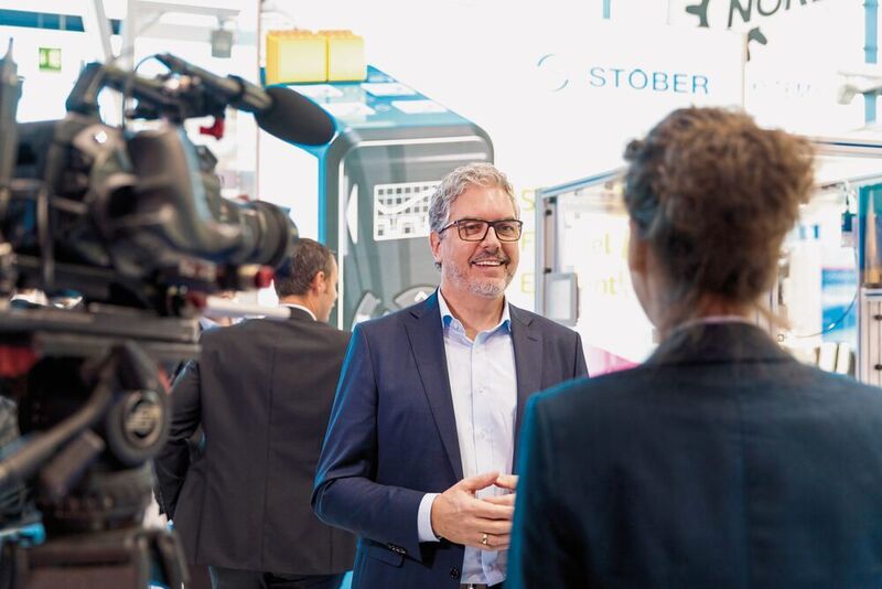 Geschäftsführer Patrick Stöber: „Motoren und Antriebsregler können viele herstellen, doch bei uns ist eben dieses Getriebe das Herzstück des Systems“. (Stöber Antriebstechnik GmbH + Co. KG)