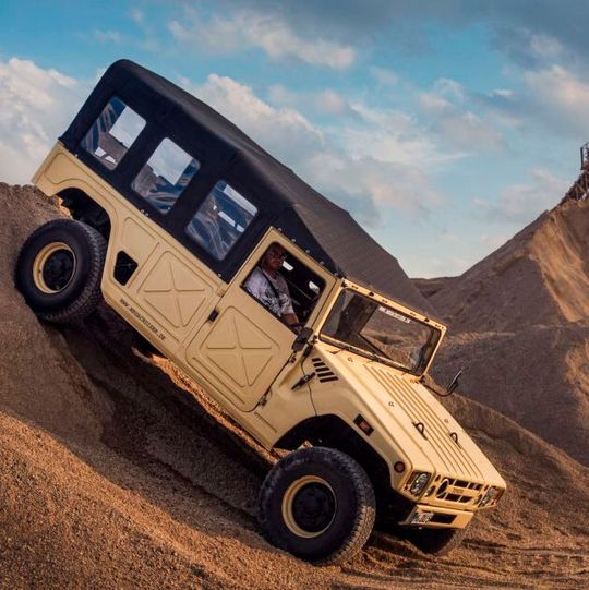Sieht aus wie ein amerikanischer Hummer, ist aber keiner: der „Mega Cruiser“ stammt von Toyota.(Bild:  megacruiser.de)