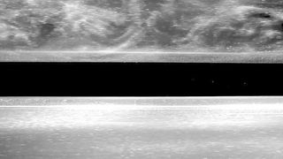 In Rohren und Rohrleitungen herrscht standardmäßig eine turbulente Strömung (oben) vor. Wandelt man diese in eine laminare Strömung (unten) um, reduziert sich der Bedarf an Pumpenergie. (Jakob Kühnen)