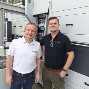 Jürgen Schmid (li.) und Rafael Schweda (re.): „Wenn man innovativ mitdenkt, begreift man die Problemstellung des Kunden sehr schnell. Bei dem dreigeteilten Rundwerkzeug ging es für uns deshalb nur um dessen die Umsetzung, denn in ähnlicher Form haben wir das schon bei Flachwerkzeugen realisiert.“(Bild:  OSG Excello)