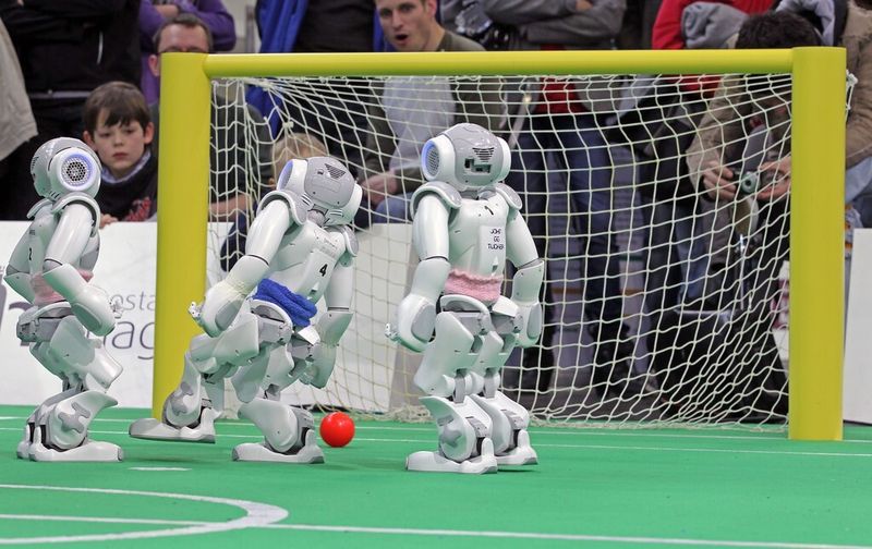 Standard-Platfform Nao beim Robocup Major 2013, dem Wettbewerb der Wissenschaftler. (Bild: RoboCup Pressefoto)