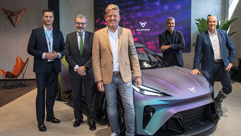 Zur Eröffnung der Cupra-City-Garage war viel Prominenz anwesend: (v.l.) Thomas Schmall, Mitglied des Vorstands der Volkswagen AG, der spanische Botschafter Ricardo Martínez Vázquez, Cupra-Vorstandsboss Wayne Griffiths mit seinem Designchef Jorge Diez sowie Dr. Werner Tietz, Seat-Vorstand für Forschung und Entwicklung. Sie enthüllten als Startgeschenk die Studie Cupra Urban Rebel. (Bild: Seat)