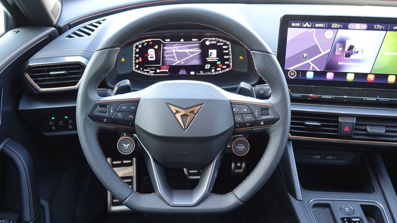 6. Das Infotainment: Sportlich und schnell will der Formentor sein, beim Infotainment-System geht es aber eher holprig zu. Gefühlt steht zu wenig Rechenleistung zur Verfügung, oder die vorhandenen Kapazitäten werden nicht optimal ausgenutzt. Die Bedienung ist dadurch oftmals hakelig und wirklich nervtötend. Hoffentlich schafft ein baldiges Software-Update hier Abhilfe. (Bild: Schreiner – »kfz-betrieb«)