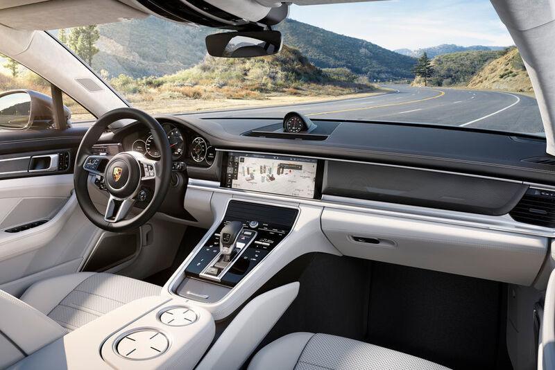 Im Inneren des Porsche Panamera fühlen sich Fahrer und Mitfahrer auf allen Plätzen wohl.  (Porsche)