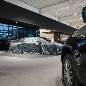 Neben Mercedes-Benz Pkw, Transportern und Smart ist in der Ausstellungshalle...(Bild:  Schade)