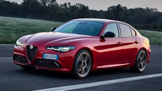 Die klassischen Proportionen, der klare Stil und die sportlichen Akzente überzeugen bei der Alfa Romeo Giulia wie am ersten Tag.  (Bild: Alfa Romeo/Stellantis)