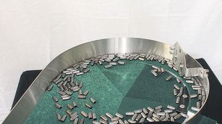 Der Vibrationsflächenspeicher wird in unterschiedlichen Größen mit links- oder rechtläufiger Transportrichtung angeboten. (Bild: IFC)