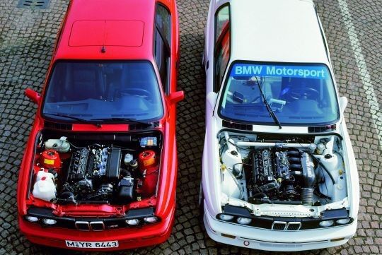 Vierzylinder Hightech: der M3 1987 in der Straßen- sowie in der Rennversion. (Foto: BMW)