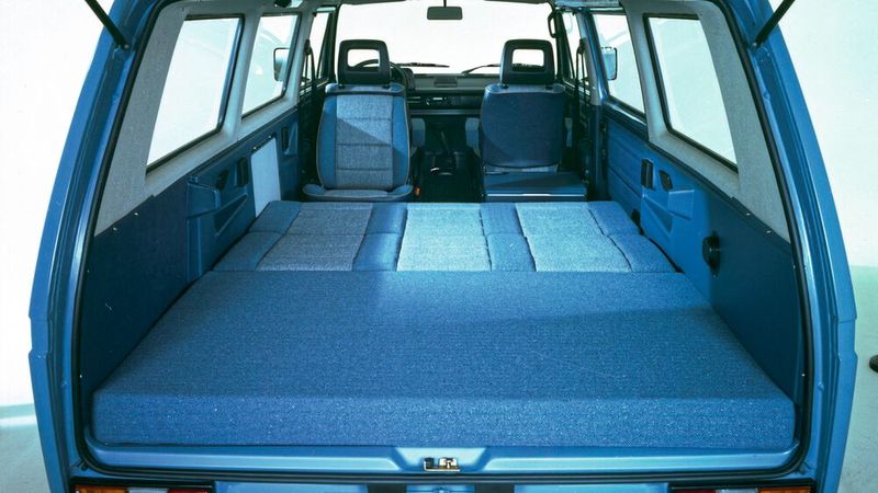 Hinsichtlich der Liegefläche war der Vorgänger T3 keine schlechte Sache. Als Transportfahrzeug bot er jedoch gegenüber dem T4 aufgrund seines Heckmotors deutlich weniger Raum. (Bild: VWN)