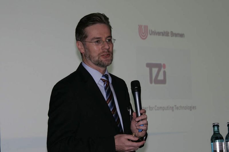 „Die Anforderungen der Pharma- und Chemieindustie nach global standardisierten Plattformen und branchenspezifischen Anwendungen realisieren wir mit unseren Partnern der Digital Pharma und Life Science Initiative konsequent“, erklärt Egbert Schröer, Industry Manger Process Manufacturing und Utilities bei Microsoft Deutschland. (Archiv: Vogel Business Media)