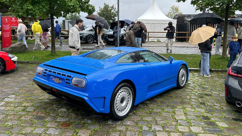 Mit dem Bugatti EB 110 trug erstmals seit 1956 wieder ein Neufahrzeug den Namen der französischen Marke. Gefertigt wurde der Supersportwagen von 1992 bis 1995. (Bild: Peter Diehl)