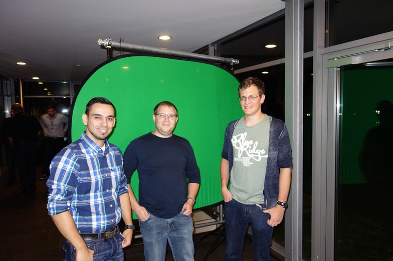 (l.) Daniel Moreno, it & synergy und seine Kumpels wollen auch ein Foto. (Bild: IT-BUSINESS)