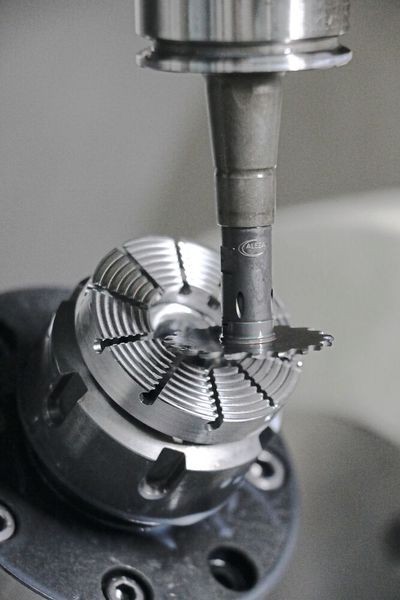 Hier kommt das Nutex Mono zum Einsatz, um die notwendigen Schlitze in diesem rostfreien Instrument zu fräsen. (Bild: Alesa AG)