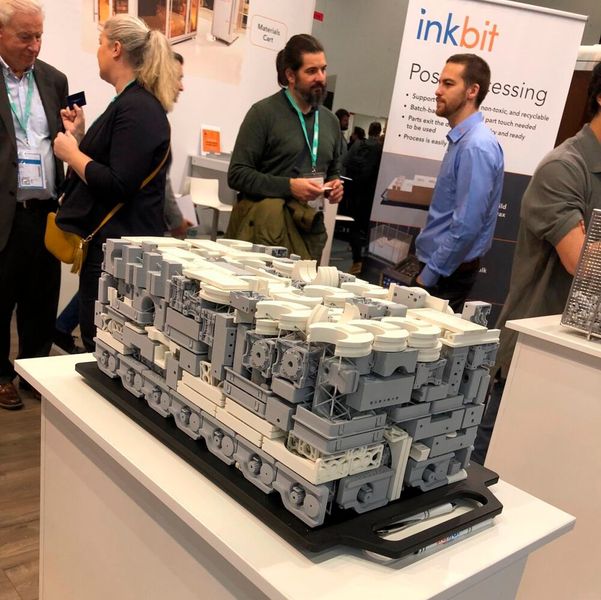 Inkbit stellte auch sein neues Material Titan Tough Epoxy 85 vor, welches sich durch seine Robustheit und Langlebigkeit auszeichnen soll.  (Bild: J.Hoher / VCG)