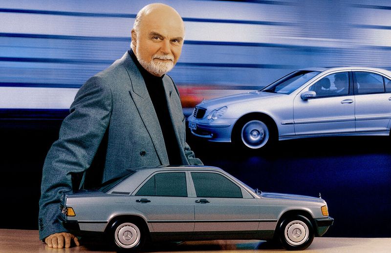 Sacco mit einem Modell der Mercedes-Benz Kompaktklasse der Baureihe 201, im Hintergrund ist die C-Klasse Limousine der Baureihe 203 zu sehen. (Bild: Mercedes-Benz AG)