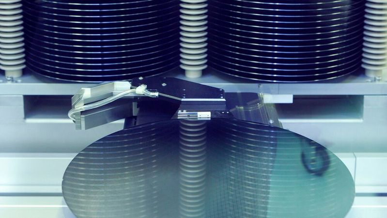 Die Silizium-Wafer von Siltronic sind essenzielles Vorprodukt für die Halbleiterfertigung in aller Welt – und damit entscheidend für die Versorgungssicherheit der Chipindustrie.(Bild:  Siltronic)