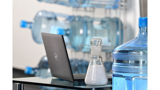 Nachhaltigkeit in der Praxis: Die Matrix neuer Halbzeuge besteht zu 50 % aus Rezyklaten, die aus der Verwertung von Mehrweg-Wasserflaschen aus Polycarbonat (PC) stammen. Lanxess favorisiert diese ressourcenschonenden Produkte etwa für Laptopdeckel oder Gehäuse von Smartphones, Tablets, E-Books oder Handys. (Lanxess)