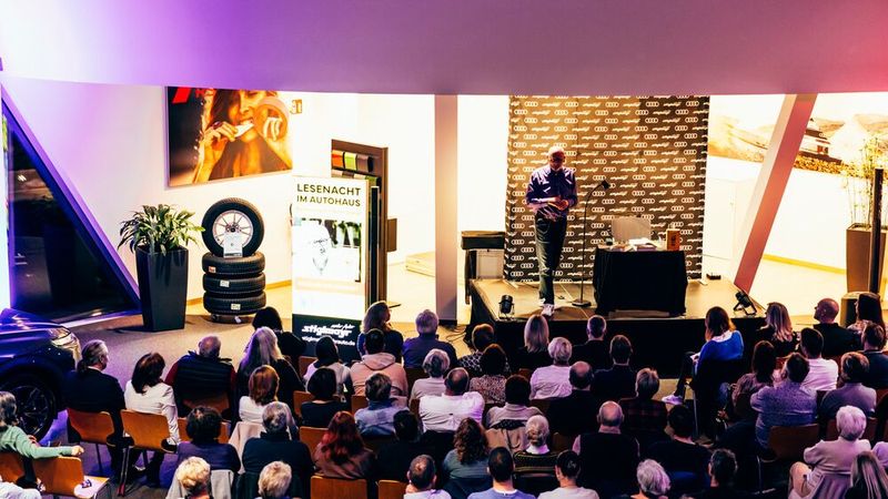 Die Lesenacht zeigt, wie Kulturevents Autohäuser zu regionalen Begegnungsorten machen. (Bild: Autohaus Stiglmayr)