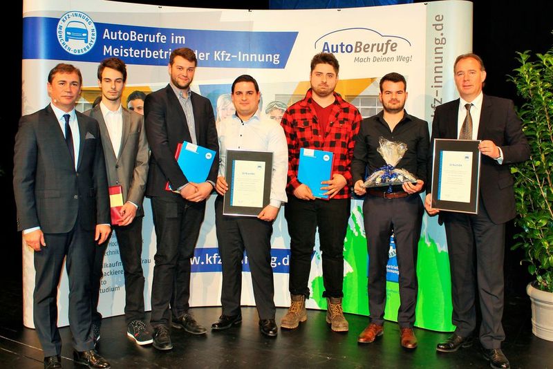 Sehr gute Leistungen: (v. li.) Obermeister Richard Wagner, Maximilian Saller, Niklas Jung, (Ausbilder der Kfz-Werkstatt Mandl & Dreyer; München), Florian Huber, Johannes Bösl (Ausbilder des Autoauses Prüller KG; Neuburg/Donau). (Bild: Kfz-Innung)