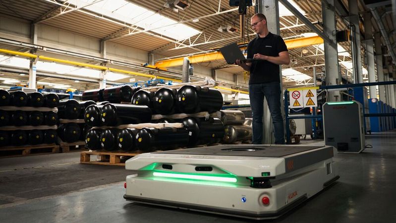 The KMP 1500P is used in the Krone plant in Werlte to minimize forklift traffic.(Image: Kuka)