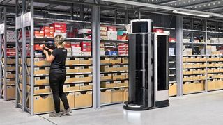 Der Roboter ist in der Lage, durch Kameras, Bildverarbeitung, Sensoren und künstliche Intelligenz seine Umwelt wahrzunehmen, richtig zu interpretieren und darauf basierend Entscheidungen zu treffen. (Bild: Magazino, Oliver Jung)