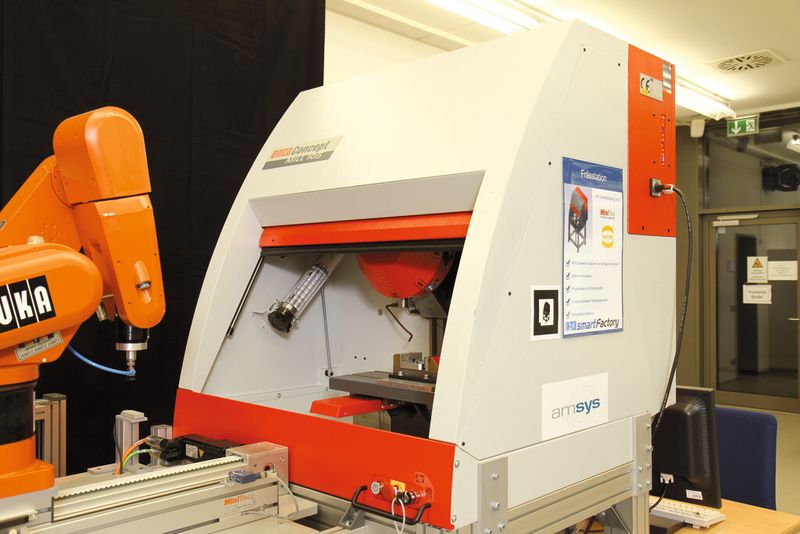 Frässtation: Die Auftragsdaten sind im Gedächtnis (RFID-Tag) des Werkstücks hinterlegt (Bild: SmartFactoryKL e.V.)