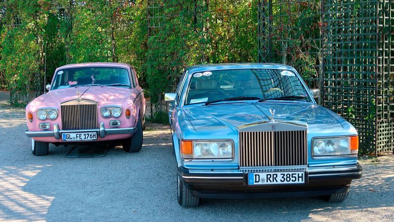 Über Geschmack wird nicht gestritten. Deshalb nur diese Basisinformationen: Rolls-Royce Silver Shadow I (in Pink) und Silver Spirit II. (Bild: Peter Diehl)