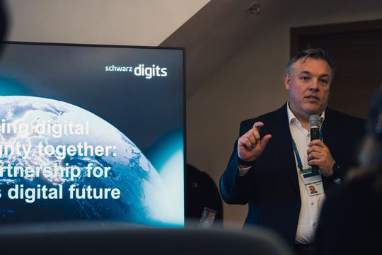 Rolf Schumann, Co-CEO von Schwarz Digits, erläutert den Kooperationsvertrag mit dem BSI.(Bild:  Schwarz Digits)