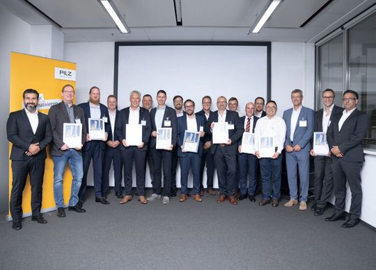 Der Pilz Award 2022 ist verliehen! Das Automatisierungsunternehmen Pilz zeichnete seine Lieferanten für besonderes Engagement und herausragende Leistung in Zeiten des Materialmangels und der Coronakrise aus. Hier die mit dem Award gewürdigten Partner. (Bild:  Pilz)